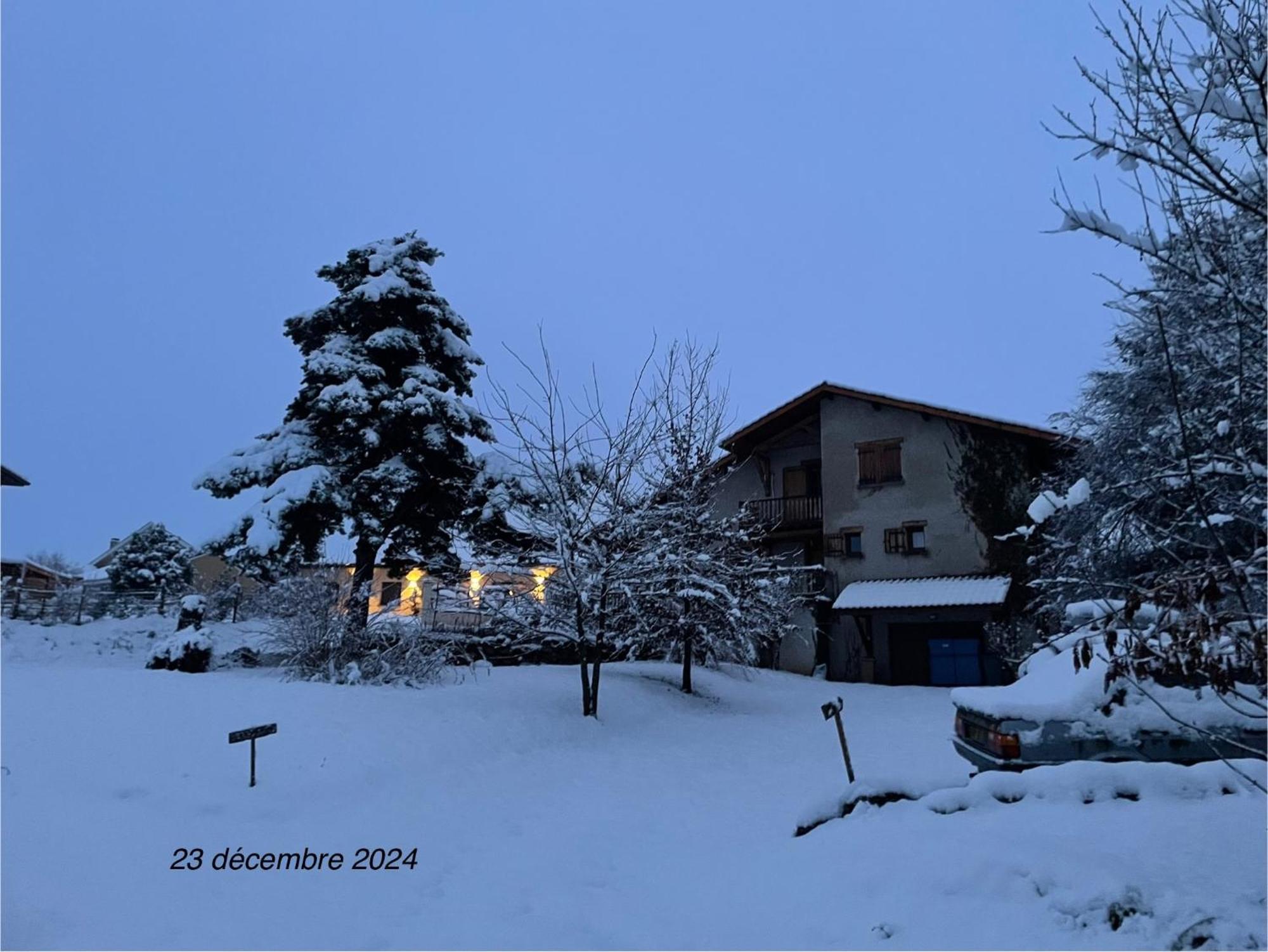 Appartement Dans Maison Brié-et-Angonnes Esterno foto